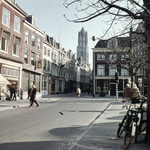 859564 Gezicht in de Schoutenstraat te Utrecht vanaf de Neude, met op de achtergrond de Domtoren.